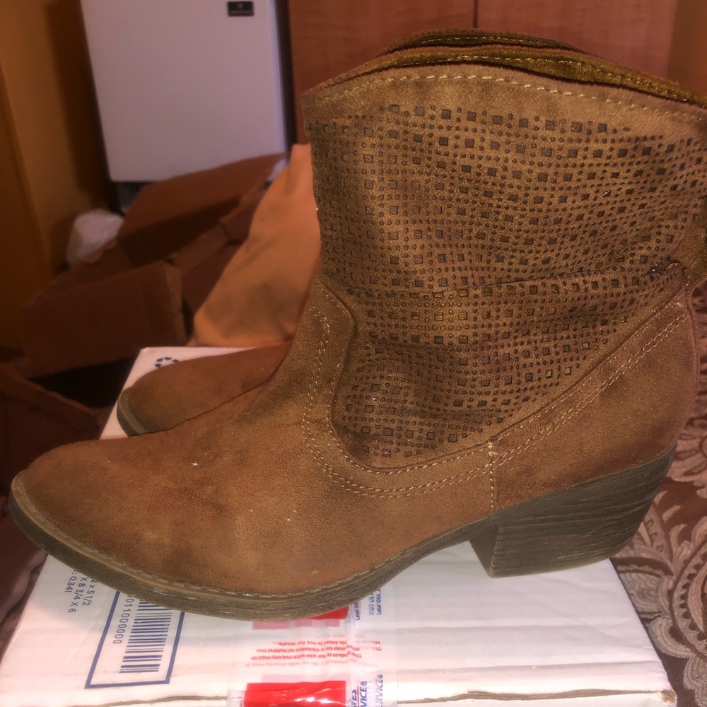 Brown low cut cowgirl style booties